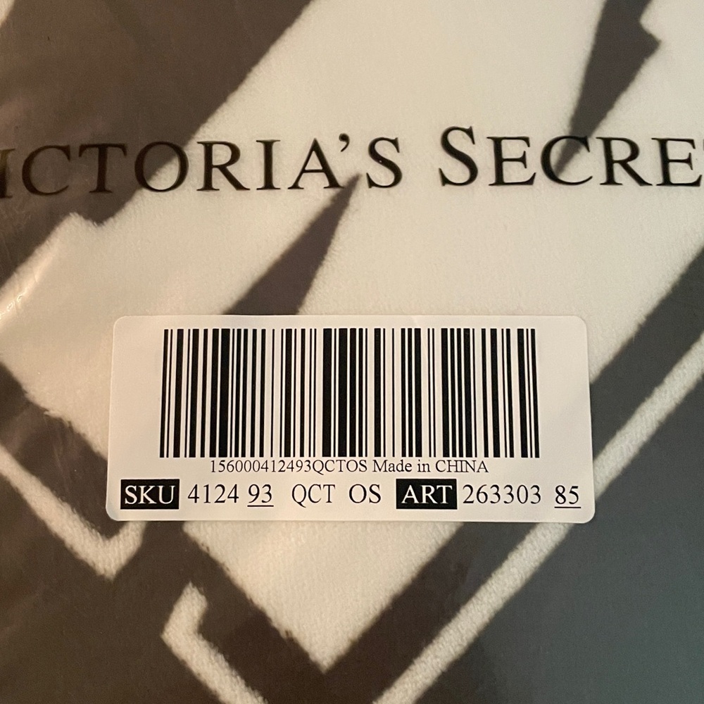 Pink Victoria’s Secret BNIP Sherpa blanket - Picture 2 of 12
